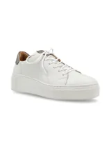 Sneaker Adelaida de cuero graneado color verde oliva, con cordones de algodón y suela elevada color crema.