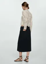 Falda midi de jean negro con abertura frontal.