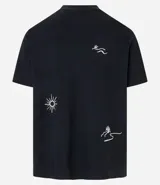 Remera color crema de corte holgado con cuello redondo y mangas cortas. Presenta un pequeño bordado en el frente con diseño de palmeras y sol.