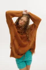 Short de denim color turquesa con diseño de tiro alto y corte recto. Confeccionado en algodón, presenta bolsillos clásicos y cierre frontal con botón metálico.