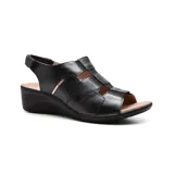 Sandalia de cuero negra con diseño de tiras entrecruzadas en el empeine, ajuste con velcro en el tobillo y plataforma baja.