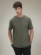 Camiseta de manga corta color azul marino, con cuello redondo y calce holgado.