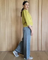 Conjunto de jean celeste compuesto por un top sin mangas y un pantalón de pierna ancha.