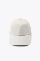 Gorra color crudo de sarga de algodón con efecto lavado.