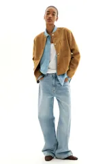 Chaqueta color camel con cuello redondo, botones dorados y bolsillos parche delanteros.