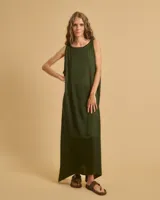 Vestido largo verde militar, de corte suelto y sin mangas.