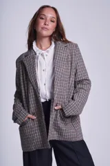 Blazer marrón a cuadros con solapas de muesca, cierre con dos botones y bolsillos delanteros con solapa.