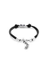 Pulsera de cuero negro con doble tira, pieza central de plata con cristal rectangular color azul y cierre de mosquetón con dije de la marca Uno de 50.