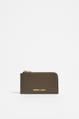 Monedero rectangular de piel color verde militar, con cierre de cremallera y tarjetero exterior, personalizado con logo a contraste.