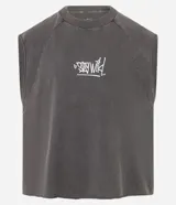 Musculosa sin mangas de algodón con cuello redondo en rib, bajo cortado a hilo y efecto desteñido. Presenta un estampado central con lettering en blanco.