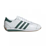Championes Adidas Country II, color blanco con detalles en verde y suela color caramelo.