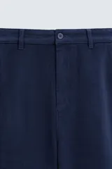 Pantalón de corte regular fit en color azul marino, confeccionado en una mezcla de lyocell y algodón. Presenta bolsillos frontales inclinados, bolsillos traseros de vivo y cierre frontal con cremallera y botón.
