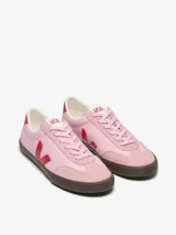 Zapatillas Veja modelo Volley, color rosa con detalles en rojo. Fabricadas con cuero bovino y suela de caucho amazónico.