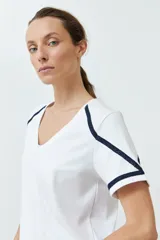 Remera blanca de algodón con escote en V y detalle de vainillas en mangas y hombros.