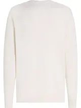 Sweater de punto color crema, con cuello redondo y logo bordado en el pecho.