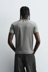 Camiseta negra de corte slim fit, cuello redondo y manga corta. Confeccionada en tejido de algodón con elasticidad y acabados en rib.