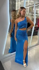Vestido largo de fiesta azul eléctrico con lentejuelas, corte asimétrico de un hombro, abertura en la cintura y tajo en la pierna.