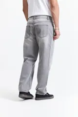 Pantalón de jean celeste claro, corte amplio y tiro medio. Confeccionado en 98% algodón y 2% spandex, con pasacintos.