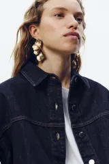 Par de aros dorados con forma de abanico con textura labrada.