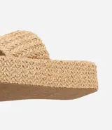 Sandalia flatform negra con superficie trenzada, tira ancha y puntera redonda.