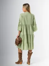Vestido italiano 100% algodón, corte midi y calce amplio. Tiene cuello mao y apliques de flores con textura.