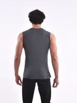 Musculosa blanca con estampado de una cancha de baloncesto y texto en negro y naranja. El texto dice 'New York Street Basketball', 'Save everyone who has attitude is not a way of thinking, is a way of living' y 'N.Y.C'.