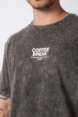 Remera gris con efecto lavado y estampado frontal con la frase "Coffee Break is the best kind of break".