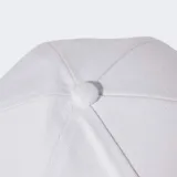 Gorra de béisbol blanca con visera curva y cierre ajustable en la nuca. Presenta el logotipo de las tres barras de Adidas bordado en negro en el panel frontal.