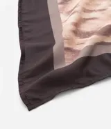 Pañuelo rectangular de satén con estampado de animal print de serpiente en tonos marrones y beige.