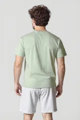 Remera celeste de algodón, manga corta y cuello redondo.