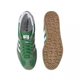Zapatillas Adidas Gazelle Indoor color verde con las tres tiras blancas y suela de goma color caramelo.