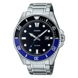 Reloj Casio plateado con bisel negro y azul, con correa de acero inoxidable y esfera negra con indicadores luminiscentes.