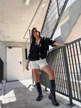 Camisa negra de mangas 3/4 con estampado abstracto en blanco.