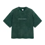Remera verde con efecto lavado, corte boxy y mangas cortas. Estampado frontal con la leyenda "FACHA POSTA" en letras blancas.