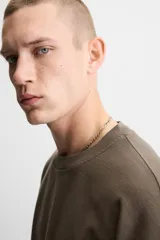 Camiseta negra de corte cuadrado, con cuello redondo, mangas cortas y efecto lavado.