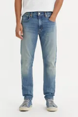 Jean de hombre, marca Levi's, modelo 512 Slim Taper. Calce estilizado en la parte trasera y el muslo, con pierna delgada y tiro medio.