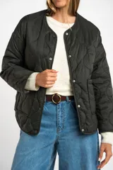 Campera acolchada color verde militar, con cuello redondo y cierre frontal de broches a presión. Presenta un patrón de costuras onduladas.