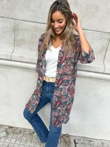 Camisa larga con estampado paisley en tonos azul, rojo y blanco.