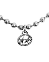 Collar plateado con cadena de bolitas y dije ovalado con dos estrellas en su interior.