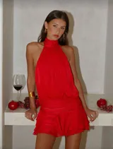 Minivestido rojo con cuello halter, espalda descubierta y cintura elastizada.