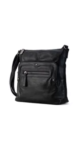 Bandolera negra de símil cuero con dos bolsillos frontales con cierre y detalles de tachas metálicas. Incluye un bolsillo trasero, tres bolsillos internos y correa larga regulable.