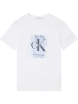 Remera blanca de algodón orgánico con corte regular, cuello redondo y mangas cortas. Estampado fotográfico con el logo de Calvin Klein Jeans en el pecho y dirección de la marca en la manga.