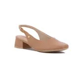 Sandalia Comfortflex color nude, con pulsera al tobillo con hebilla ajustable y taco cuadrado bajo.