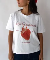 Remera blanca de manga corta con estampado de frutilla y texto en color rojo.