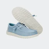 Zapato náutico celeste de tela tejida, con cordones elásticos blancos y suela blanca con motas de colores.