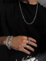 Cadena plateada de acero inoxidable con eslabones tipo cubano de 5mm de grosor y 65cm de longitud.