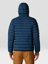 Campera negra con capucha, rellena de plumón de 650 cuins. Confeccionada en tejido Pertex® Quantum resistente al agua. Cuenta con cierre frontal, bolsillos laterales con cierre y un bolsillo en el pecho con cierre. Se puede guardar en su propio bolsillo.