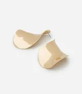 Aretes medianos de metal dorado con forma orgánica y ondulada, con cierre de tornillo.