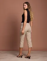 Pantalón capri amarillo de gabardina elastizada marca Ruby Rd, con pretina ancha elastizada, bolsillos delanteros simulados y bolsillos traseros aplicados.