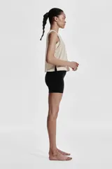 Musculosa deportiva color crema, de corte holgado y tejido DryMove™.